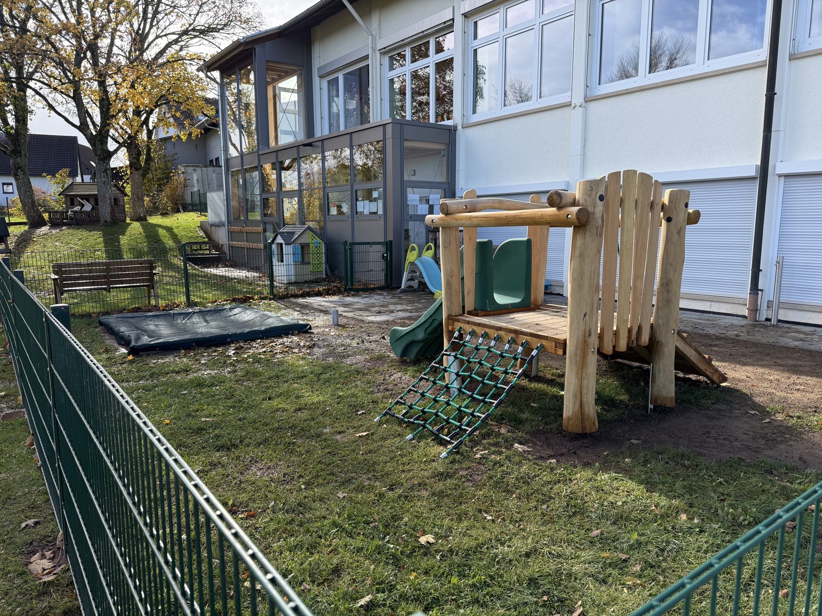 Der neu errichtete Spielplatz mit Spielhaus und Rutsche