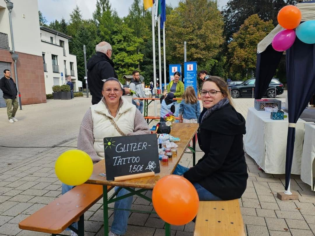 Glitter-Tattoos am Förderverein-Stand