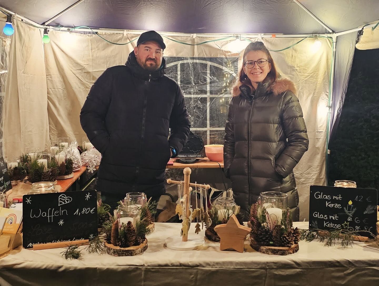 Das Stand-Team beim Weihnachtsmarkt